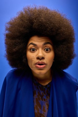 Femme afro-américaine élégante avec des expressions comiques coiffure bouclée.