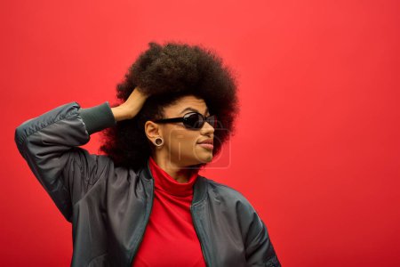 Téléchargez les photos : Stylish African American woman poses in trendy attire against vibrant backdrop. - en image libre de droit