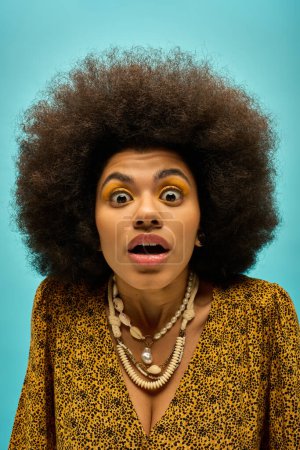Una mujer afroamericana con estilo en traje de moda con una expresión sorprendida.