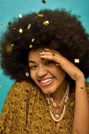 Lächelnde Afroamerikanerin mit lockiger Frisur, umgeben von fallendem Konfetti.