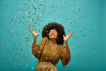 Una elegante mujer afroamericana con las manos levantadas en celebración, confeti cayendo de su cabello.