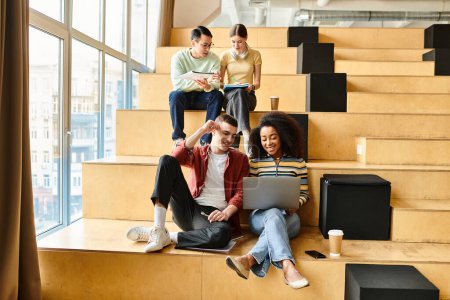 Multikulturelle Studenten entspannen sich auf den Stufen eines modernen Gebäudes, plaudern und lachen und umarmen die Vielfalt
