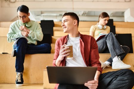 Groupe multiculturel d'étudiants qui écoutent attentivement dans une salle de conférence d'une université ou d'un lycée.