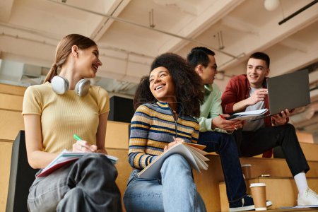 Eine multikulturelle Studentengruppe, darunter ein afroamerikanisches Mädchen, nimmt aktiv an einer Vorlesung an einer Universität teil.