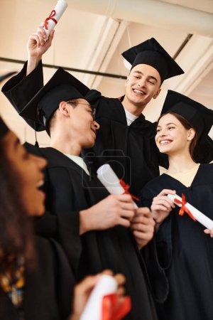 Un grupo diverso de estudiantes se une en vestidos de graduación y gorras académicas, unidos en celebración y felicidad.