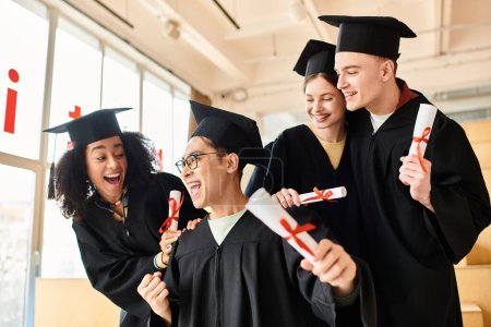 Un grupo diverso de personas en trajes de graduación, con diplomas, celebrando sus logros académicos con sonrisas.
