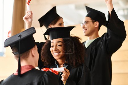 Eine Gruppe junger Menschen mit unterschiedlichem Hintergrund feiert im Abschlussgewand bei einer Universitätsfeier.