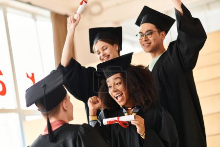 Foto de Un grupo de estudiantes de diversos orígenes que llevan vestidos y gorras de graduación, celebrando sus logros académicos. - Imagen libre de derechos