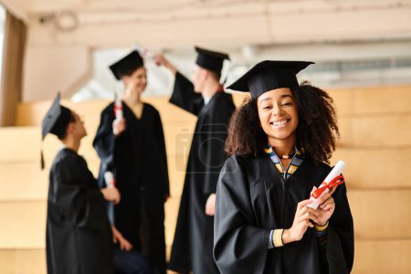 Una mujer diversa se levanta orgullosamente con una gorra y un vestido de graduación, sosteniendo su diploma.