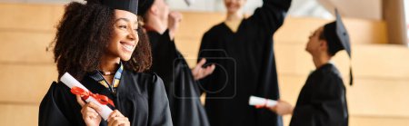 Téléchargez les photos : Un groupe diversifié de diplômés célèbre leurs réalisations dans leurs casquettes et robes de graduation. - en image libre de droit