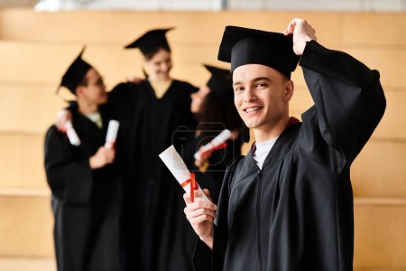 Eine bunte Gruppe fröhlicher Studenten feiert ihren Abschluss. Ein Mann in Mütze und Mantel mit seinem Diplom.