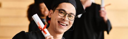 Eine bunte Gruppe von Studenten in akademischen Gewändern und Mützen feiert den Abschluss und hält Diplome mit einem Lächeln der Errungenschaft in den Händen..
