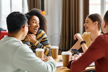 Un grupo diverso de estudiantes participando en una animada discusión alrededor de una mesa de madera en un entorno universitario.