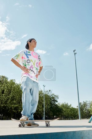 Un joven skater monta con confianza su monopatín sobre una rampa en un parque de skate al aire libre en un día soleado de verano..