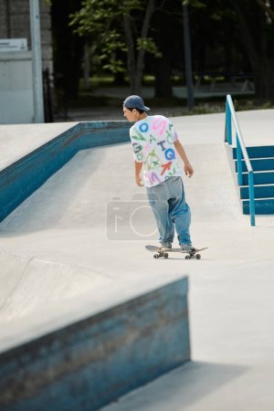Foto de Un joven y atrevido patinador que monta con confianza su monopatín al lado de una rampa en un vibrante parque de skate al aire libre en un soleado día de verano. - Imagen libre de derechos