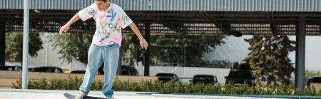 Téléchargez les photos : Un jeune patineur monte sans effort son skateboard sur un trottoir animé par une journée d'été ensoleillée. - en image libre de droit