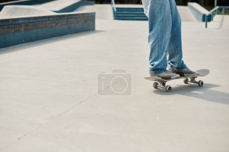 Ein junger Skater-Junge fährt an einem sonnigen Sommertag selbstbewusst mit seinem Skateboard auf einer Betonrampe in einem belebten Outdoor-Skatepark.