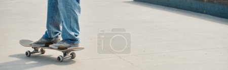 Téléchargez les photos : Un jeune garçon patineur manœuvre habilement son skateboard sur un trottoir animé de la ville par une journée d'été ensoleillée. - en image libre de droit