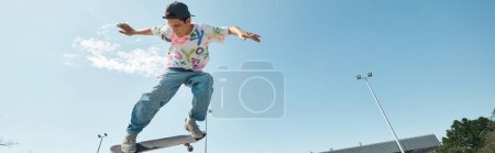 Foto de Un joven skater monta sin miedo un monopatín al lado de una rampa en un vibrante parque de skate al aire libre en un soleado día de verano.. - Imagen libre de derechos