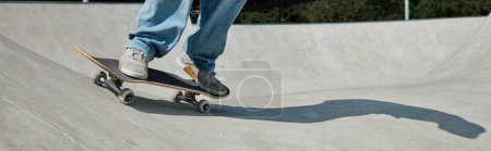 An einem sonnigen Sommertag cruist der junge Skater-Junge mühelos mit seinem Skateboard die Rampe eines Outdoor-Skateparks hinunter.