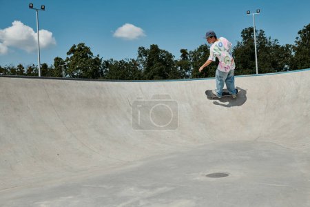 Téléchargez les photos : Un jeune patineur défie la gravité, chevauchant sa planche à roulettes sur le côté d'une rampe dans un parc de patinage extérieur dynamique un jour d'été. - en image libre de droit