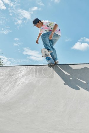 Téléchargez les photos : Un jeune patineur monte en toute confiance une planche à roulettes sur le côté d'une rampe dans un skate park en plein air occupé un jour d'été. - en image libre de droit