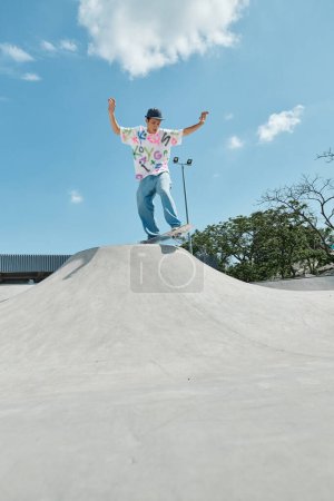 Foto de Un joven skater monta alegremente su monopatín por la rampa de un parque de skate en un soleado día de verano.. - Imagen libre de derechos