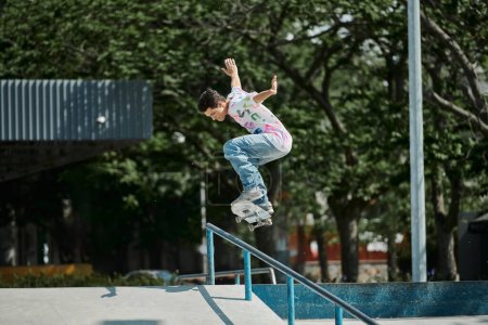 Ein junger Skater-Junge fliegt durch die Luft, während er an einem sonnigen Sommertag auf einem Skateboard in einem lebhaften Outdoor-Skatepark fährt.