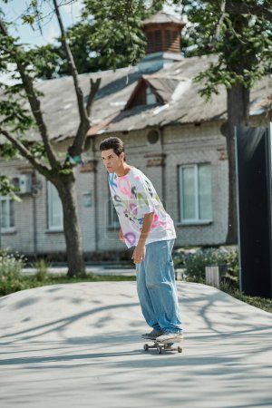 Foto de Un joven patinador monta rápidamente un monopatín por una acera de la ciudad en un día soleado de verano, mostrando sus habilidades y pasión por el deporte. - Imagen libre de derechos