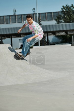 Téléchargez les photos : Un jeune patineur courageux défie la gravité, montant sa planche à roulettes sur le côté d'une rampe dans un skate park extérieur ensoleillé. - en image libre de droit