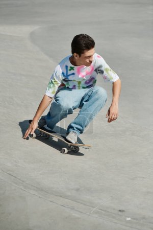 Un jeune homme exécute des tours au-dessus du béton sur une planche à roulettes dans un skate park ensoleillé.