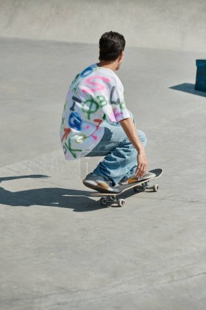 Ein junger Skater-Junge gleitet eine Betonrampe hinunter und zeigt Geschick und Furchtlosigkeit in einer Skatepark-Session im Sommer.