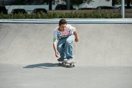Ein junger Skater-Junge fährt an einem sonnigen Sommertag furchtlos mit seinem Skateboard die Rampe in einem lebhaften Outdoor-Skatepark hinunter.