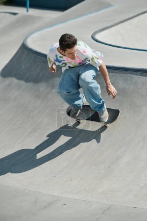 Junge Skater fährt an einem sonnigen Sommertag mit dem Skateboard die Rampe im lebhaften Outdoor-Skatepark hinauf.