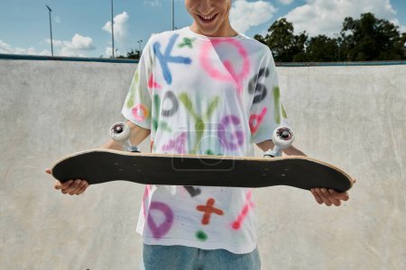 Ein junger Mann mit einem Skateboard in einem lebhaften Skatepark, der die Essenz von Freiheit und Adrenalin einfängt, während er im Sommer draußen skatet.