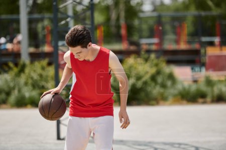 Ein junger Mann hält selbstbewusst einen Basketball auf einem lebendigen Platz und strahlt Leidenschaft und Geschicklichkeit im Spiel aus.