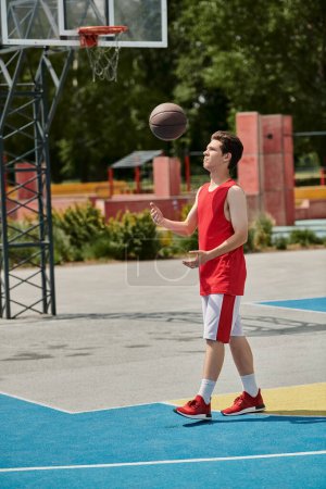 Ein junger Mann dribbelt einen Basketball auf einem sonnenbeschienenen Platz und zeigt sein Können und seine Leidenschaft für das Spiel.