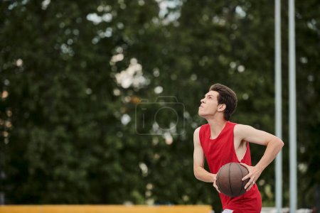 Ein junger Mann läuft an einem Sommertag mit einem Basketball auf einem Feld herum.