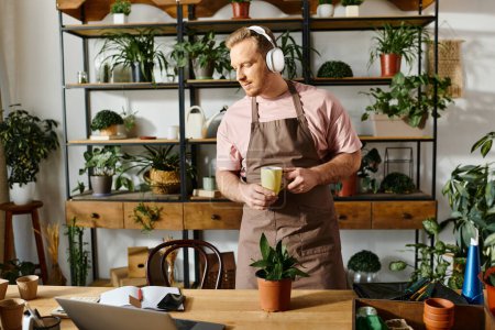 Ein Mann in Schürze genießt eine Tasse Kaffee in einem Pflanzenladen und präsentiert das Konzept, ein kleines Unternehmen zu besitzen.