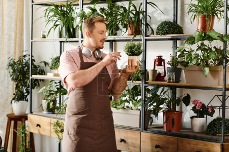 Ein Mann steht vor einem Regal voller Topfpflanzen in einem kleinen Pflanzenladen und verkörpert das Wesen der Natur und des Unternehmertums.