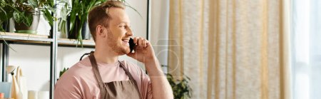 Un hombre en una habitación, involucrado en una conversación telefónica mientras dirigía su pequeño negocio, una tienda de plantas.