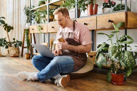 Un hombre con una laptop en una tienda de plantas, mostrando a un empresario moderno manejando su propio negocio desde una perspectiva única.