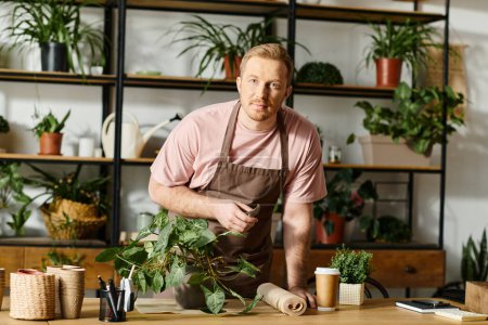 Un hombre se para frente a una mesa llena de plantas, cuidando de la vegetación en su tienda de plantas.