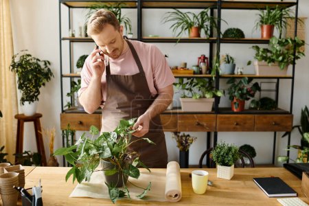 Ein Mann steht vor einem Tisch mit einer Topfpflanze und zeigt sein Fachwissen in der Garten- und Pflanzenpflege..