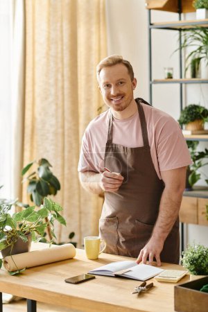 Un hombre en un delantal se para con confianza frente a una mesa, mostrando sus habilidades como dueño de una tienda de plantas.
