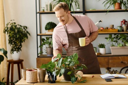 Un hombre guapo en un delantal disfrutando de un descanso de café en su tienda de plantas, encarnando el concepto de ser dueño de una pequeña empresa.