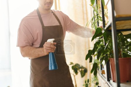 Ein gutaussehender Mann in Schürze putzt fleißig ein Fenster in einem kleinen Pflanzenladen und verkörpert die Essenz eines engagierten Kleinunternehmensbesitzers.