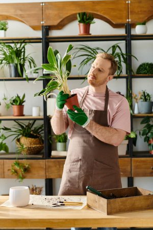 Ein geschickter Mann in einer Schürze hält in einem gemütlichen Pflanzenladen eine Topfpflanze in der Hand, die die Essenz von Pflege und Wachstum verkörpert.