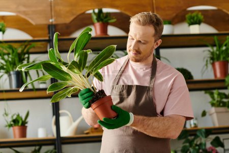 Téléchargez les photos : Un homme berce tendrement une plante en pot dans ses mains, montrant son soin et son dévouement à son artisanat botanique. - en image libre de droit