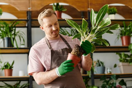 Un hombre en un delantal acuna una floreciente planta en maceta, mostrando su pasión por nutrir la belleza botánica en su tienda de plantas.